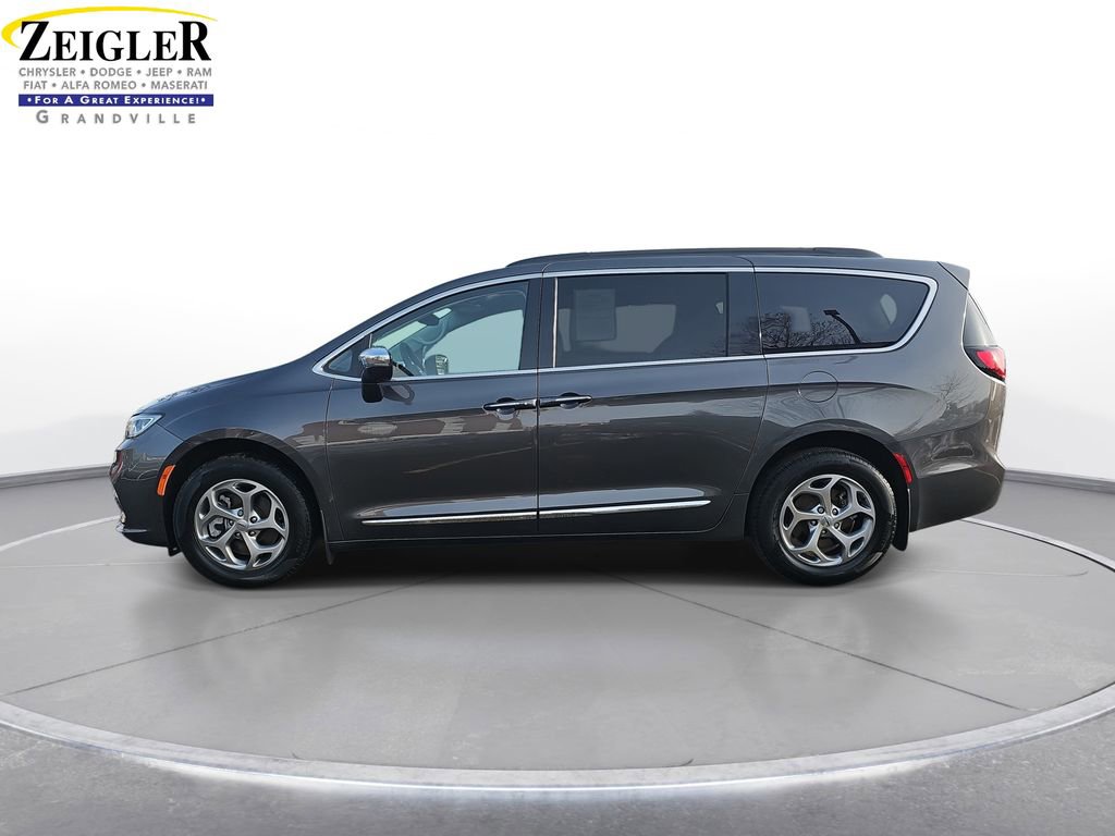 Used 2023 Chrysler Pacifica Limited w/ Uconnect Theater Family Group image 8