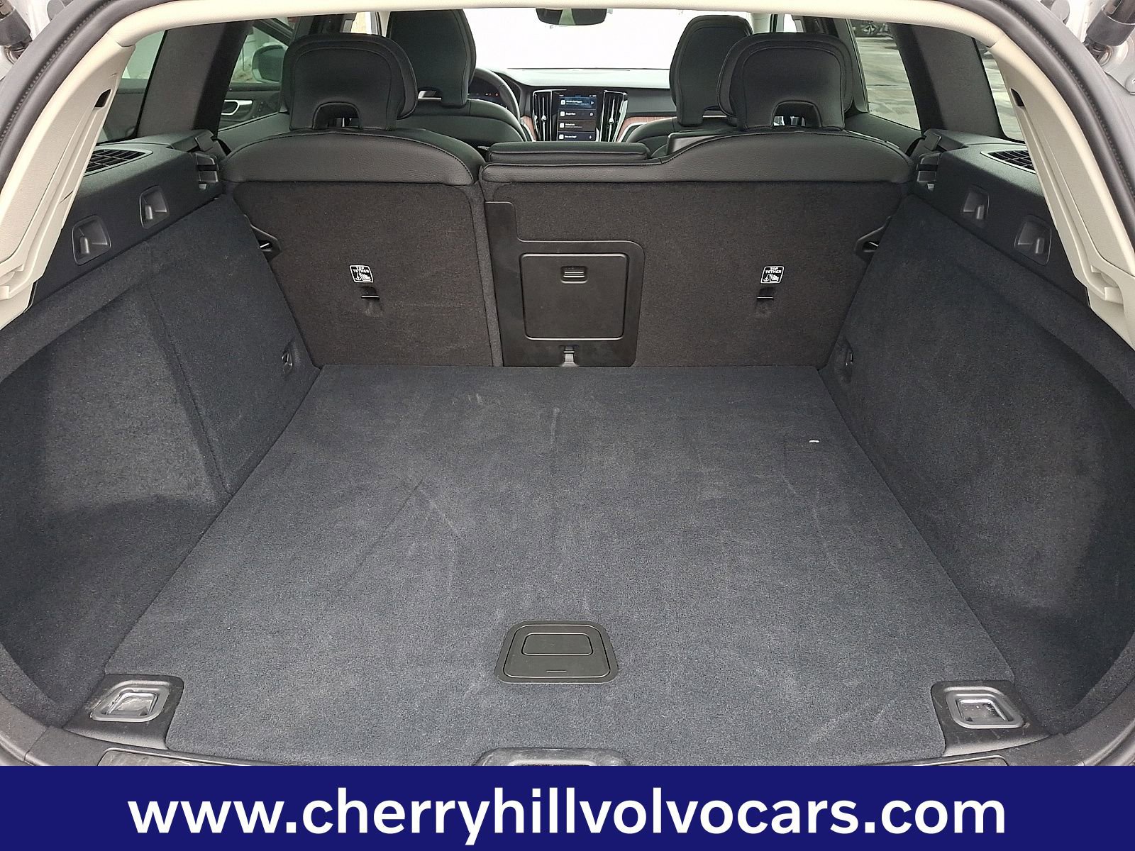 Certified 2025 Volvo V60 B5 Cross Country Plus image 29