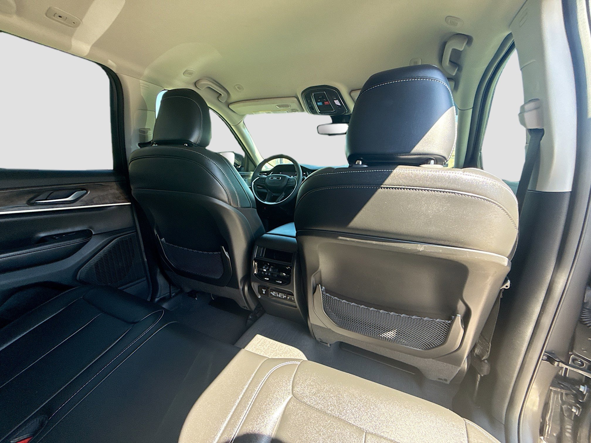 Used 2024 Jeep Grand Cherokee Limited w/ Black Appearance Package image 30