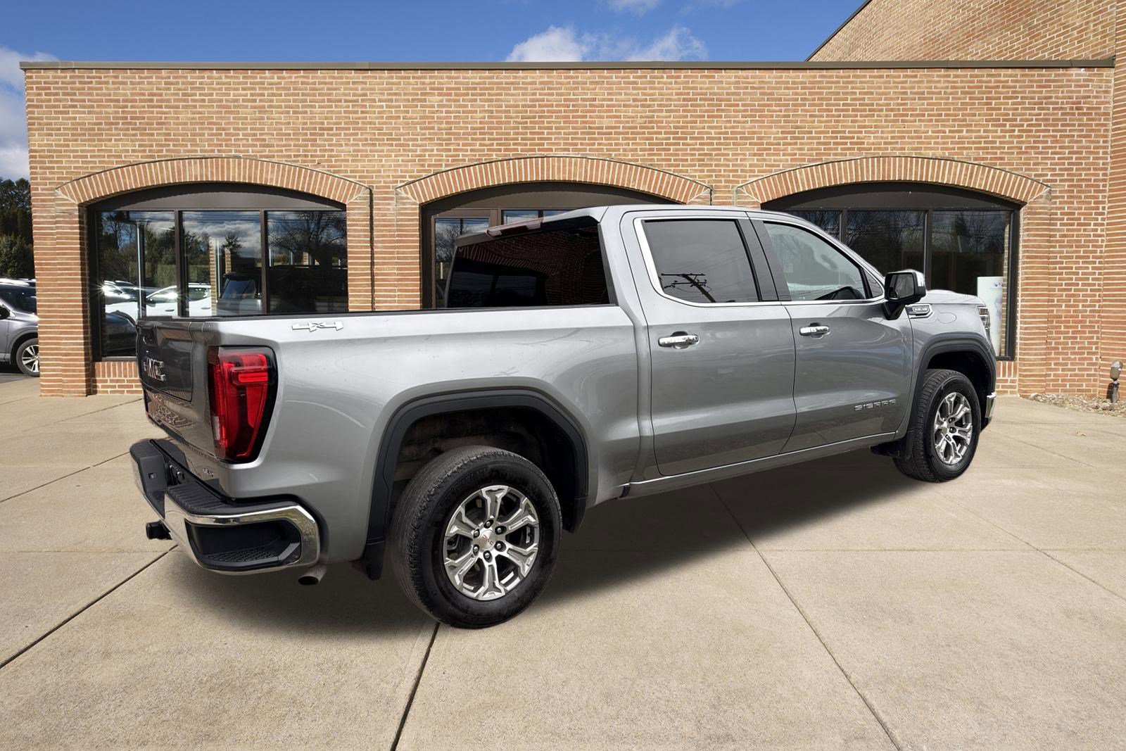 Used 2025 GMC Sierra 1500 SLT image 3