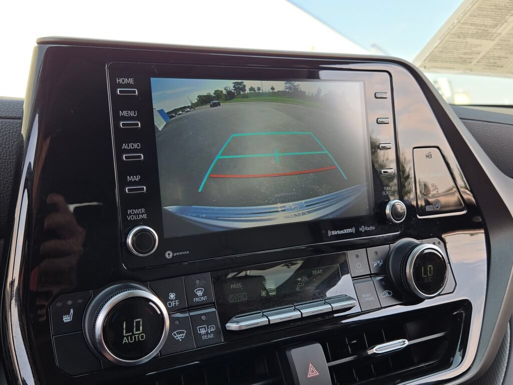 Used 2021 Toyota Highlander XLE AWD/4WD image 35