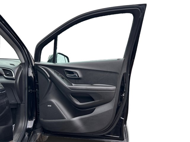 Used 2020 Chevrolet Trax LT w/ Sun & Sound Package image 28