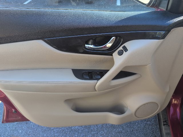 Used 2017 Nissan Rogue SV AWD/4WD image 17
