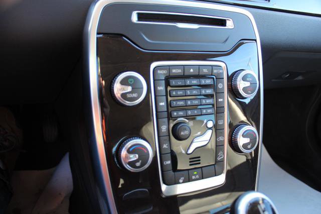 Used 2016 Volvo XC70 T5 Premier w/ Proximity Package image 22