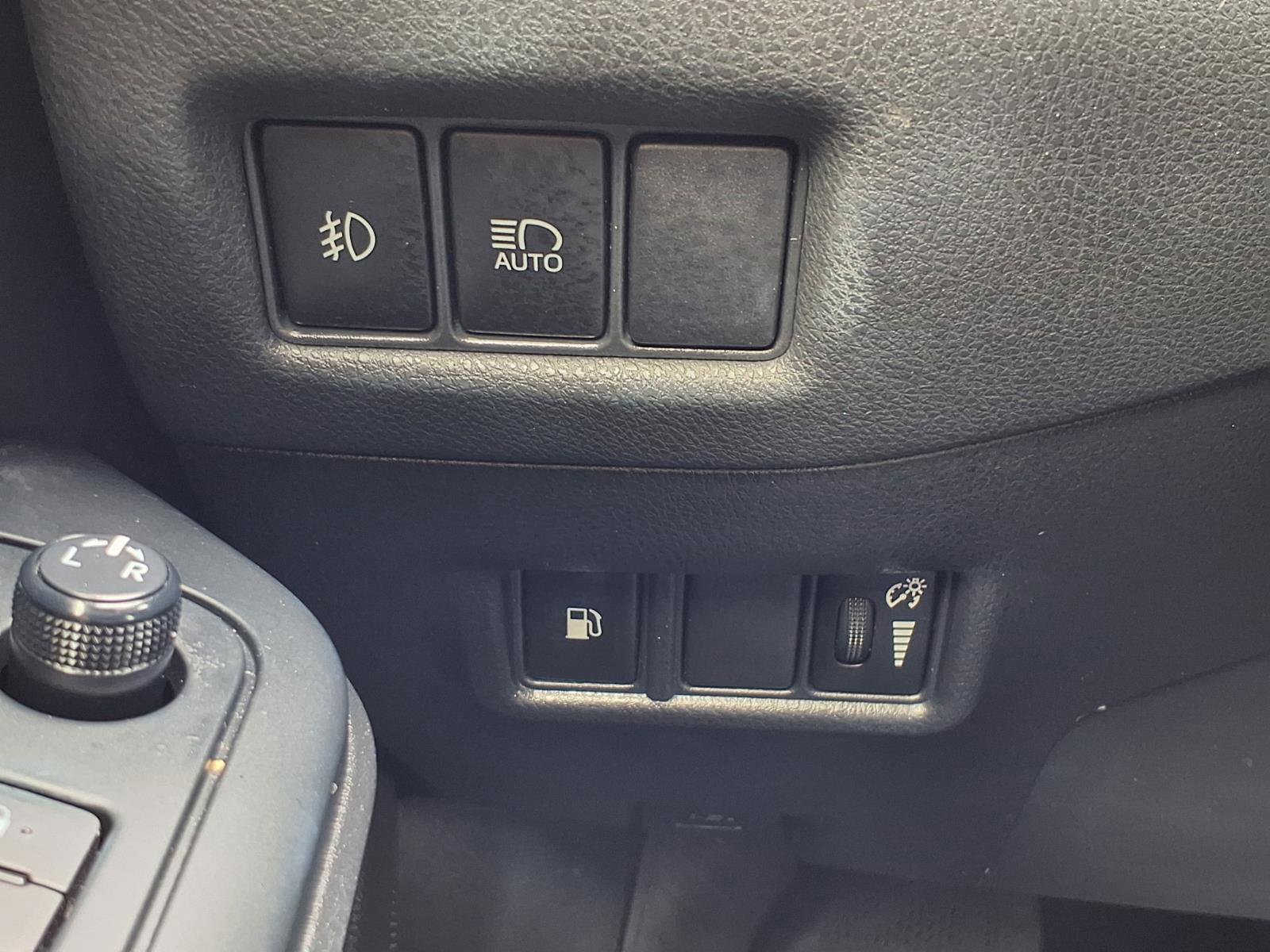 Used 2018 Toyota C-HR XLE FWD image 9