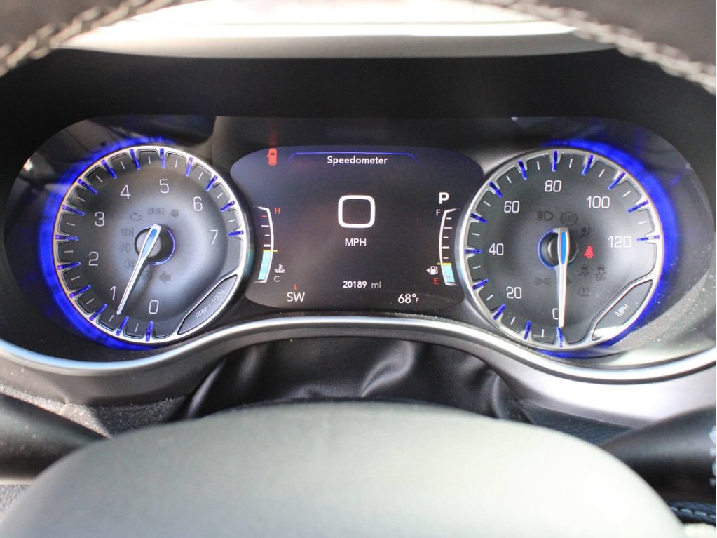 Used 2023 Chrysler Pacifica Touring-L AWD/4WD image 18