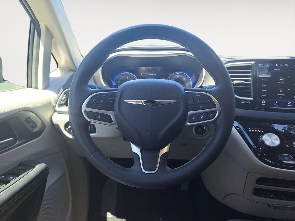 Used 2023 Chrysler Pacifica Touring-L FWD image 13
