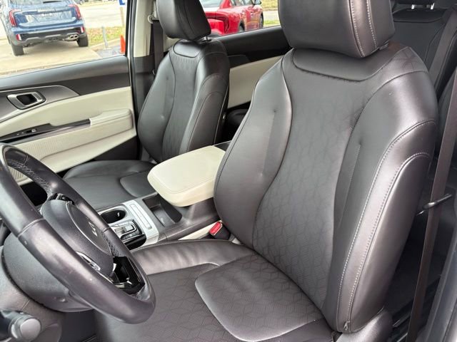 Certified 2023 Kia Carnival LX image 28