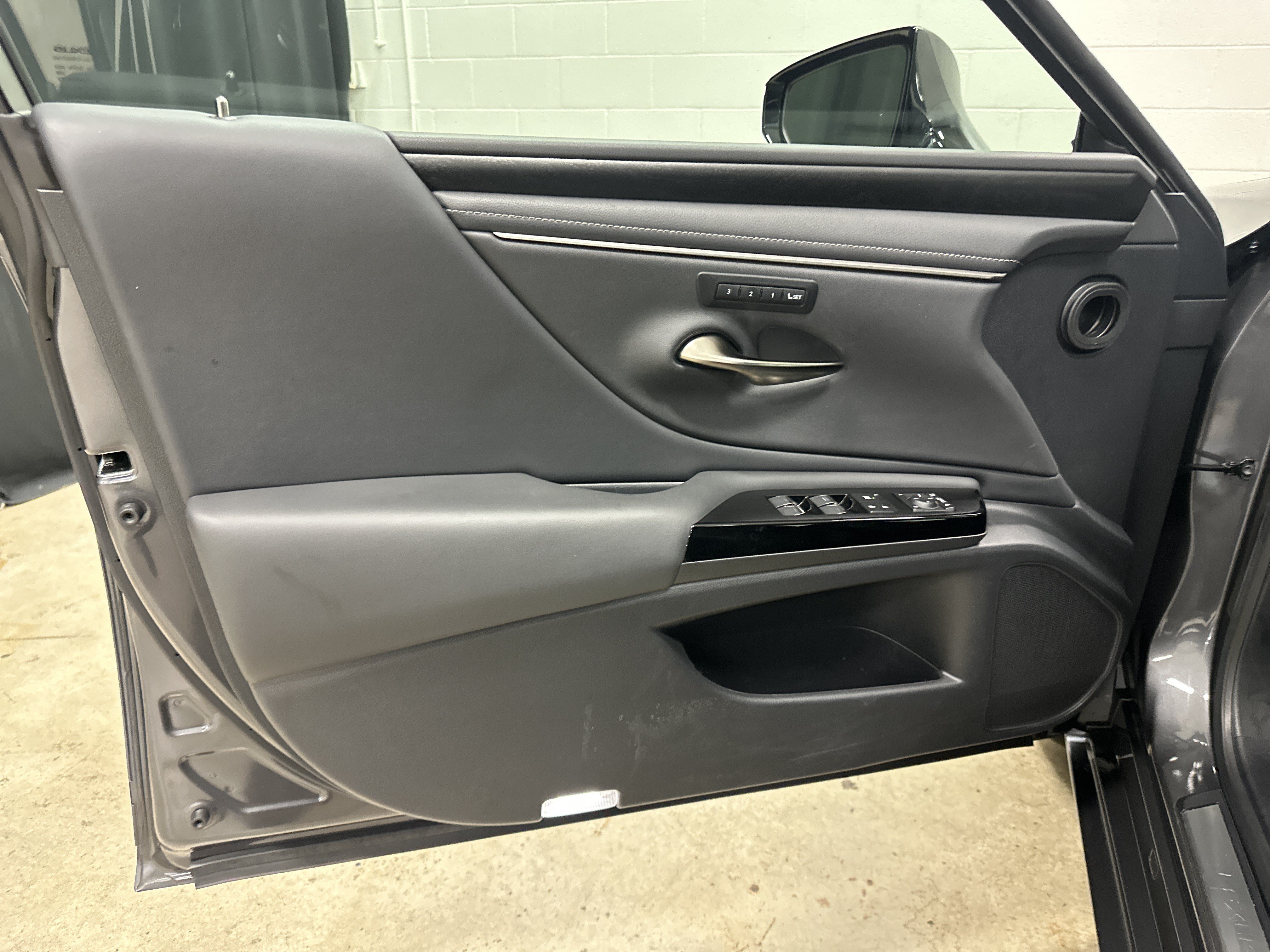 Certified 2024 Lexus ES 250 w/ Premium Package AWD/4WD image 14