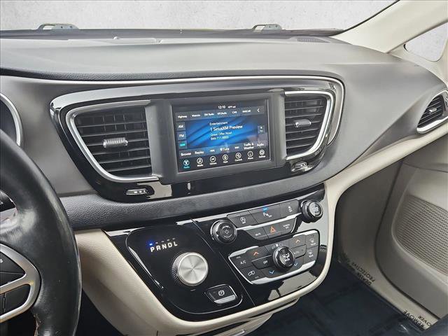 Used 2020 Chrysler Pacifica Touring-L FWD image 14