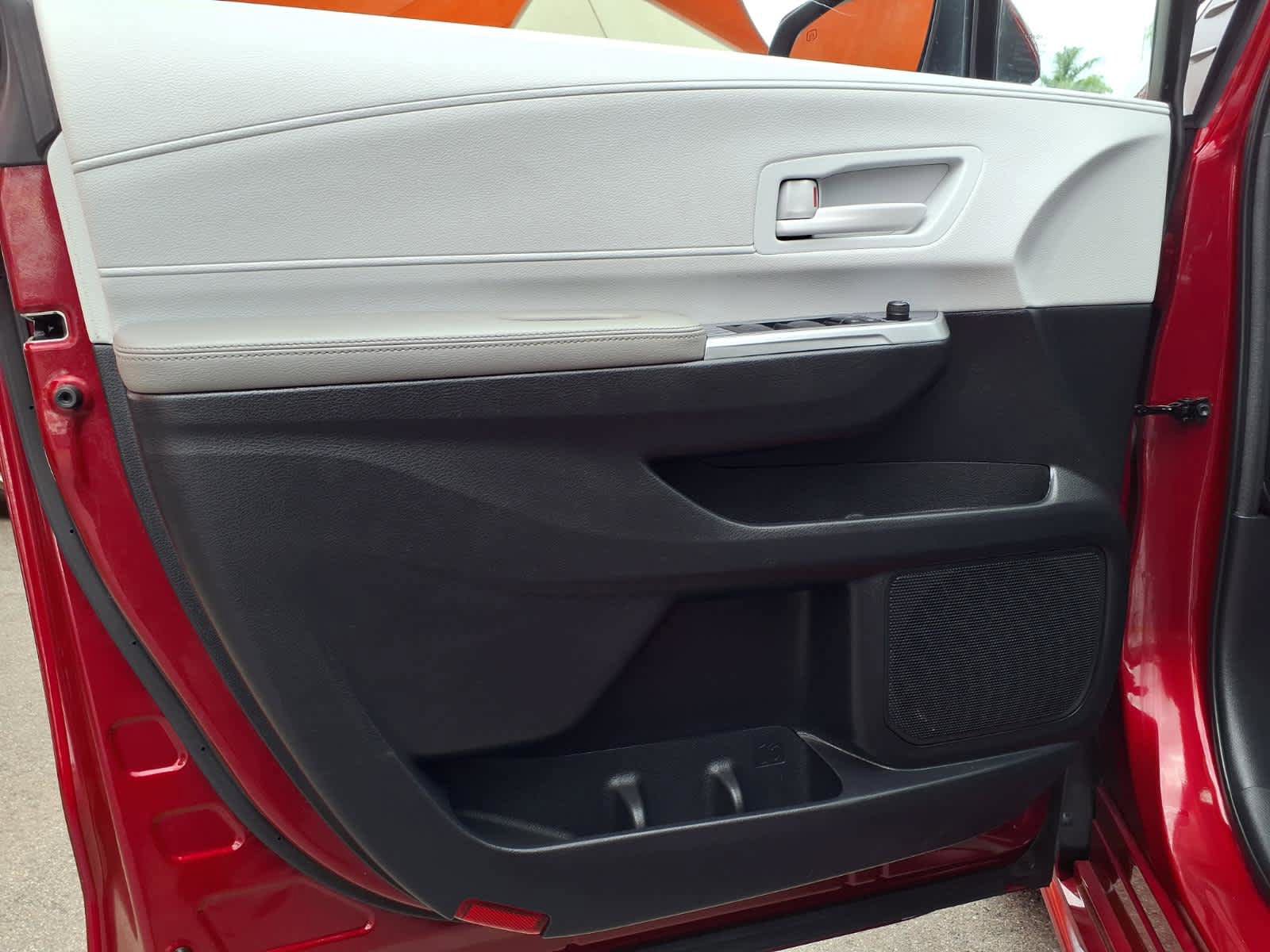 Certified 2025 Toyota Sienna LE FWD image 17