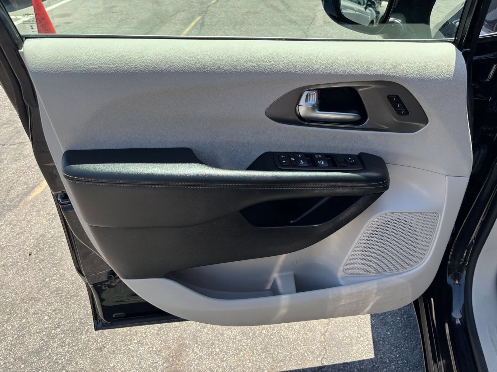 Used 2024 Chrysler Pacifica Touring-L FWD image 18