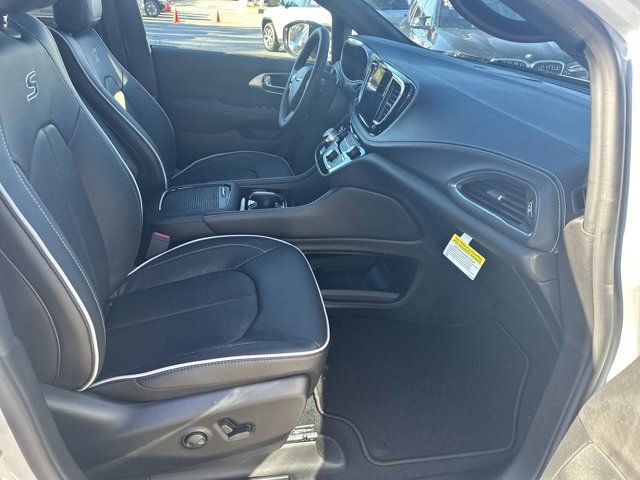 New 2026 Chrysler Pacifica Limited image 13
