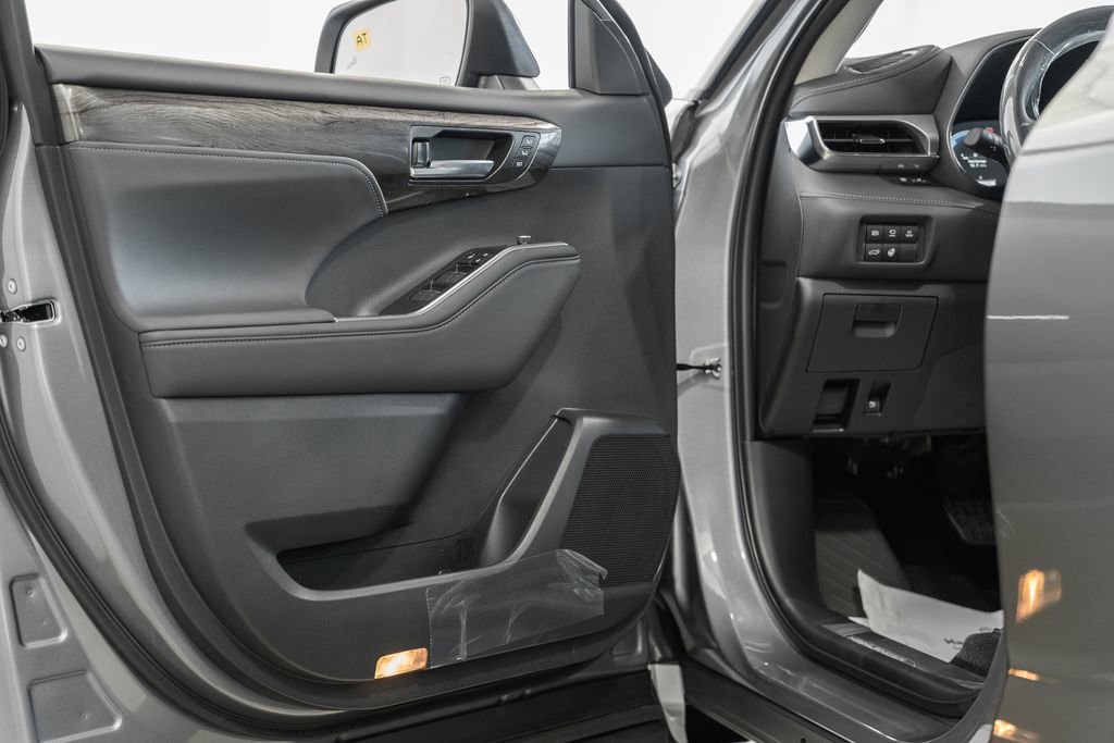 New 2026 Toyota Highlander Platinum image 42