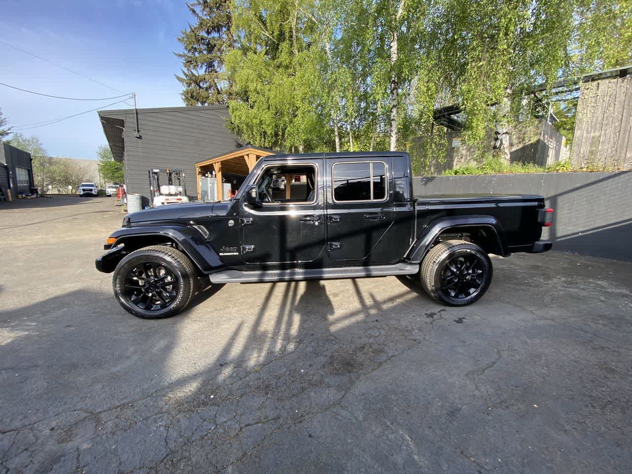 Used 2021 Jeep Gladiator Overland AWD/4WD image 3