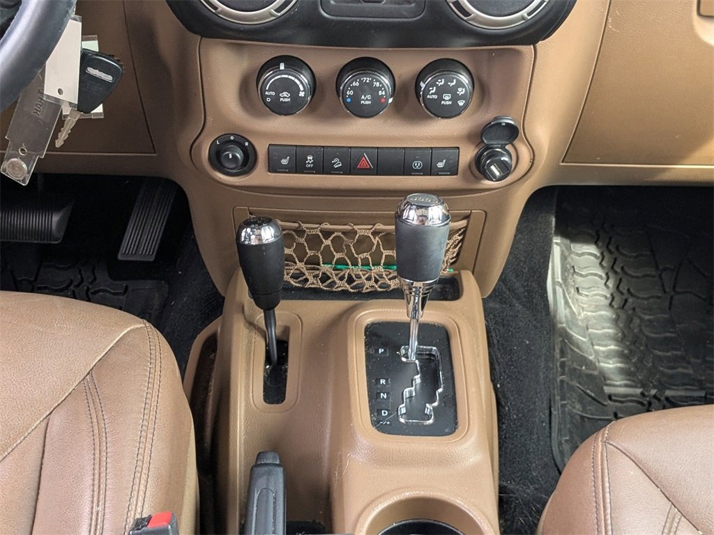 Used 2017 Jeep Wrangler Unlimited Rubicon w/ Connectivity Group image 18