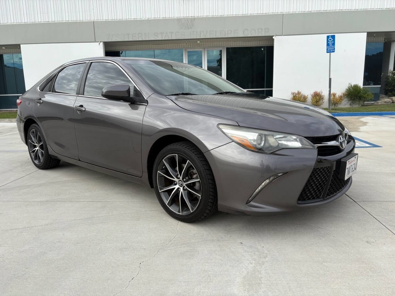 Used 2017 Toyota Camry XSE w/ Moonroof Package image 3