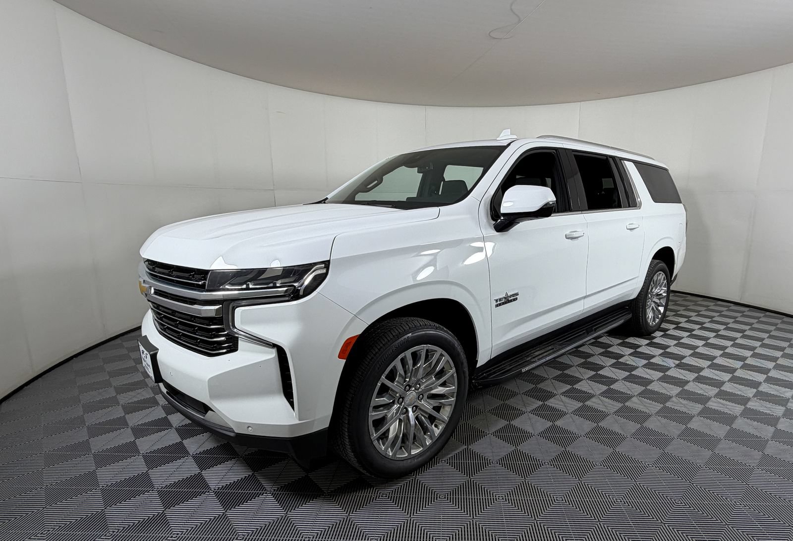 Used 2024 Chevrolet Suburban LT w/ Luxury Package RWD image 2