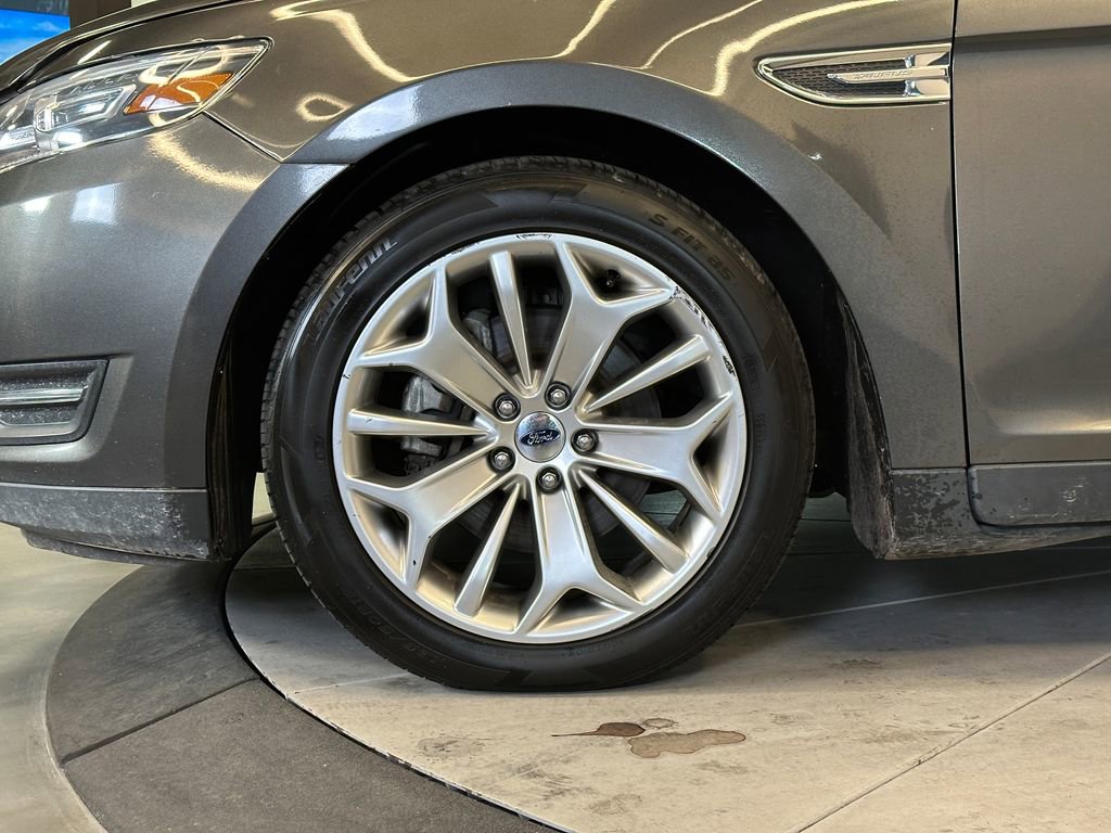 Used 2018 Ford Taurus Limited image 25