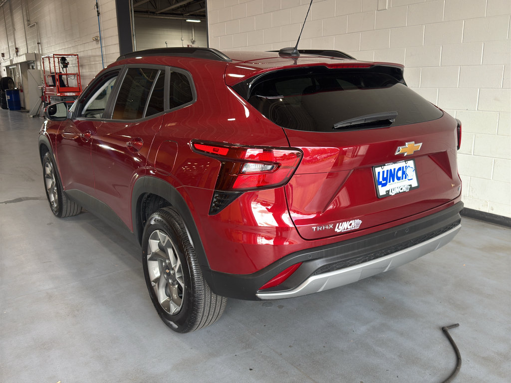 Used 2025 Chevrolet Trax LT w/ Driver Confidence Package FWD image 3