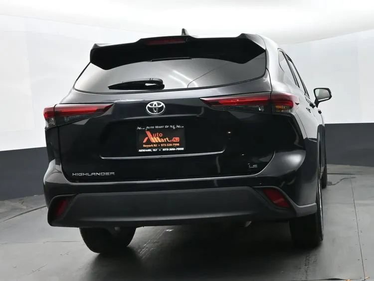 Used 2025 Toyota Highlander LE FWD image 8