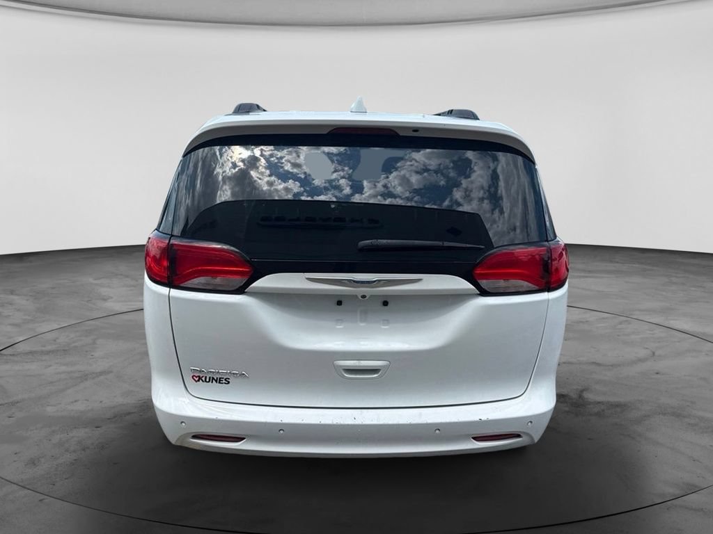 Used 2018 Chrysler Pacifica Touring w/ Tire & Wheel Group FWD image 6
