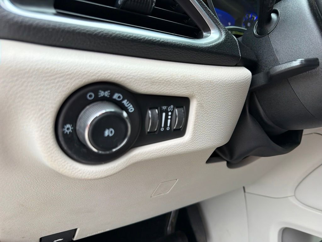Used 2023 Chrysler Pacifica Limited FWD image 15