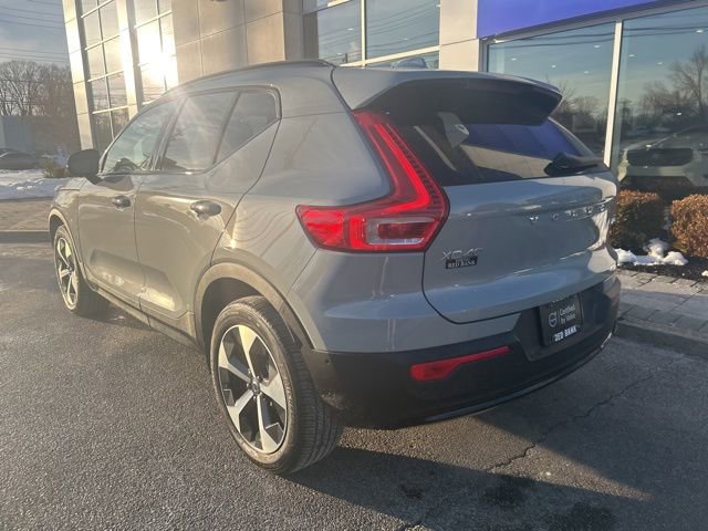 Used 2025 Volvo XC40 B5 Plus image 3