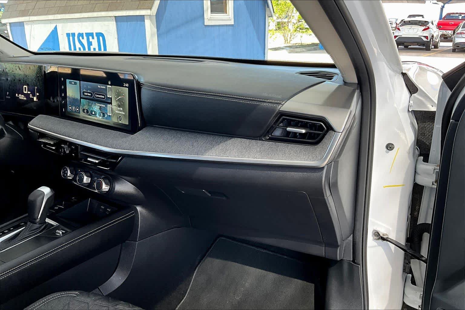 Used 2025 Nissan Kicks SV AWD/4WD image 36