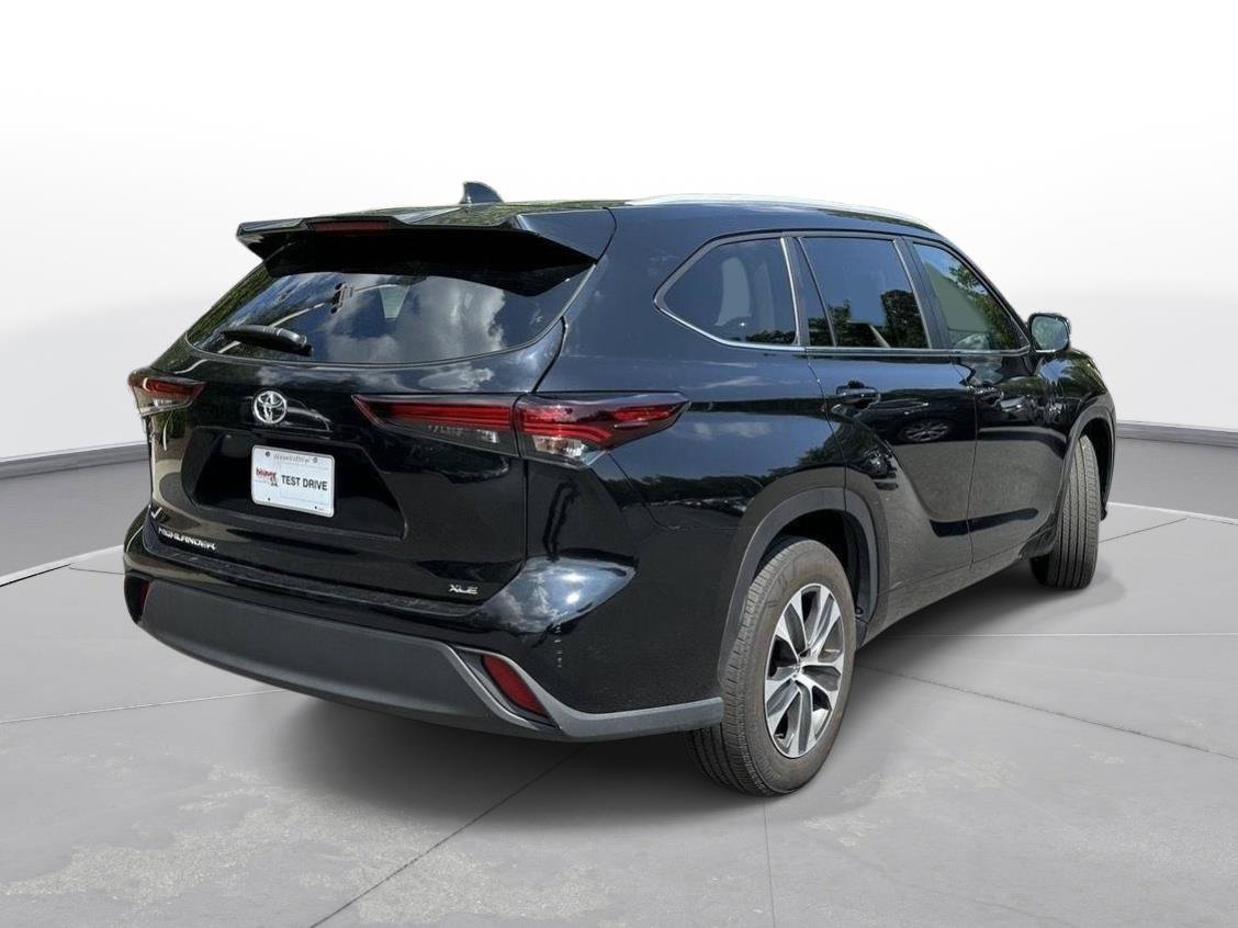 Used 2025 Toyota Highlander XLE FWD image 6