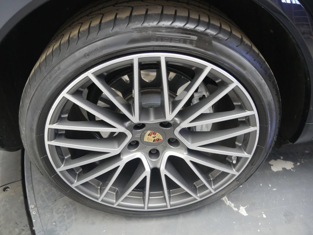 Certified 2023 Porsche Cayenne Turbo AWD/4WD image 15