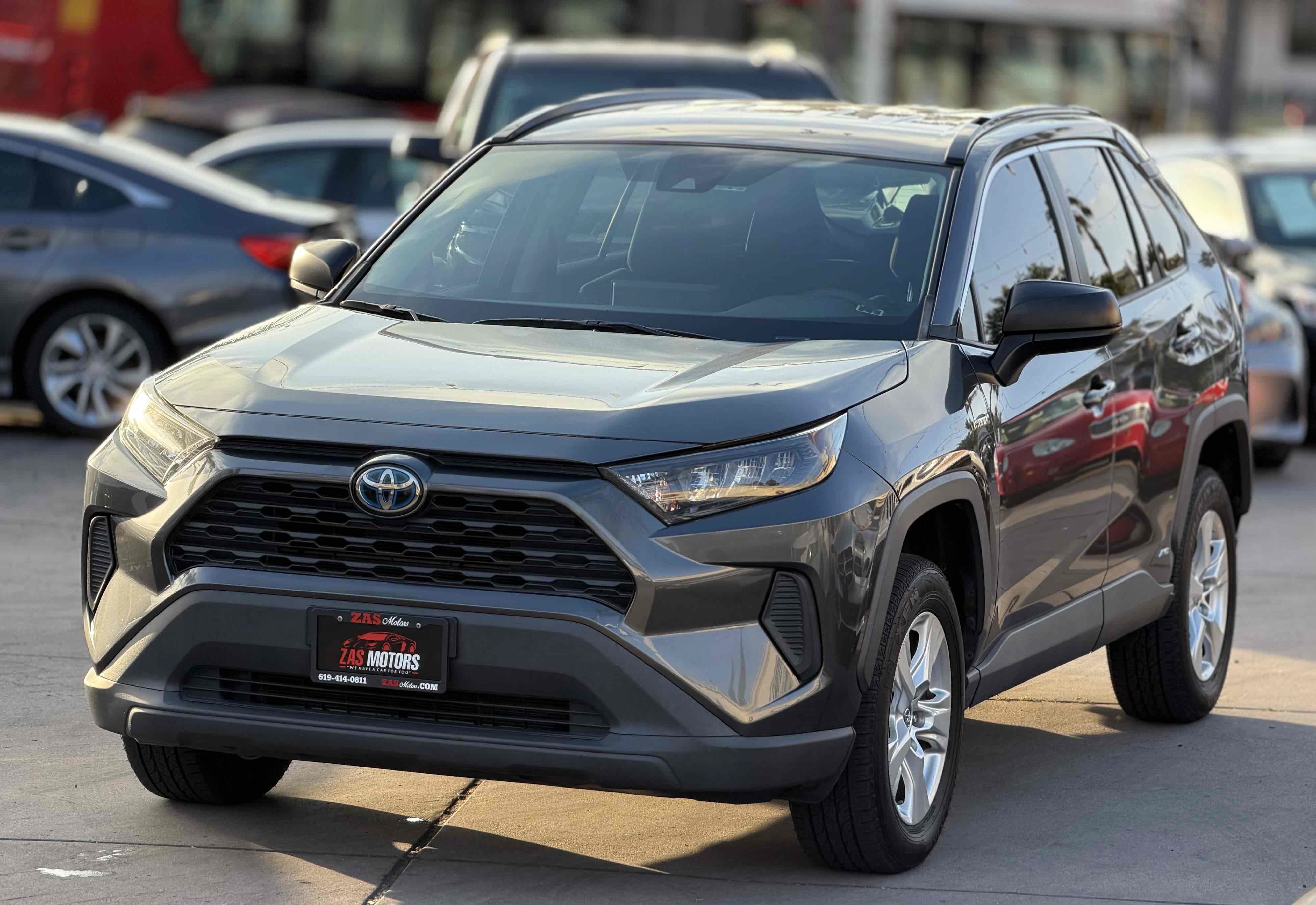 Used 2021 Toyota RAV4 LE AWD/4WD image 3