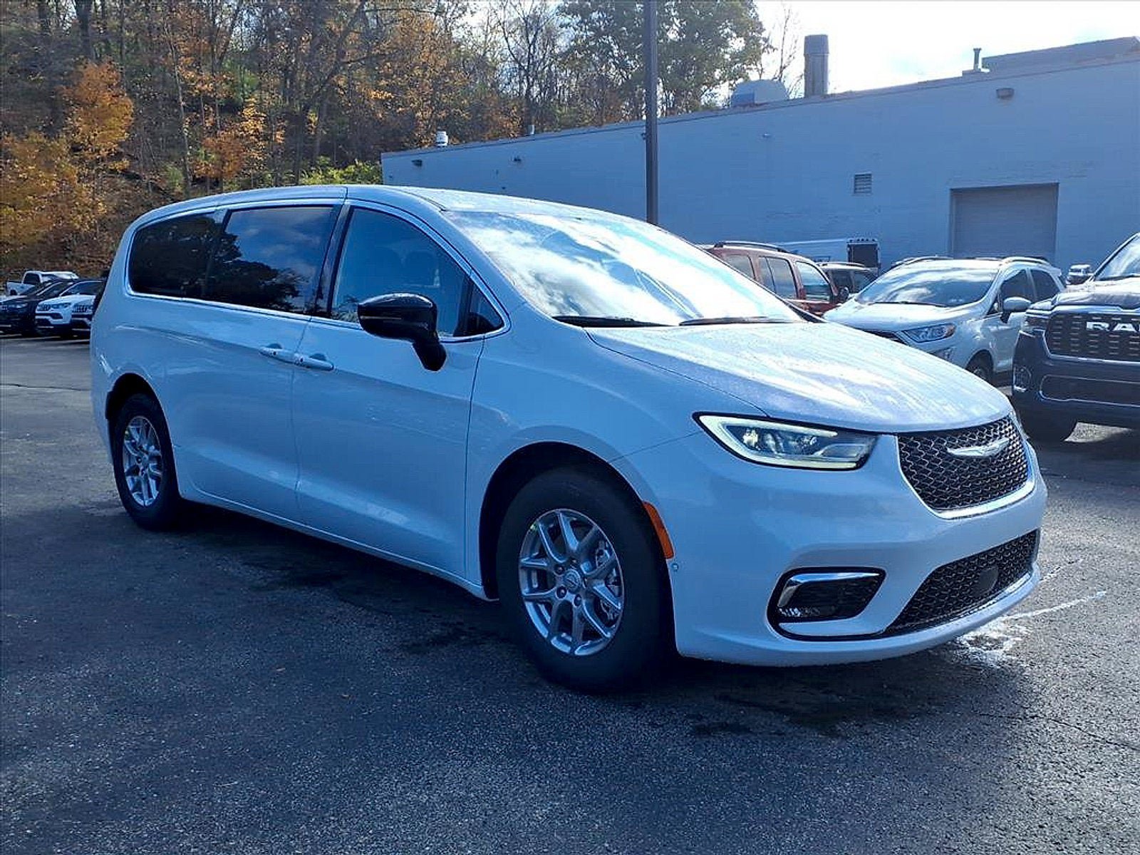 New 2026 Chrysler Pacifica Select FWD image 4