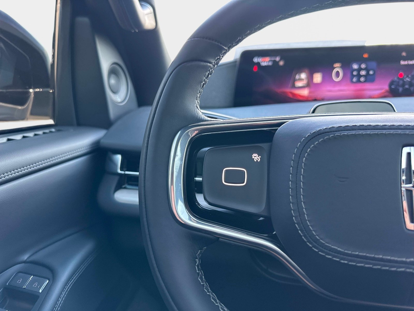 Used 2025 Lincoln Navigator Reserve w/ Jet Appearance Package image 31