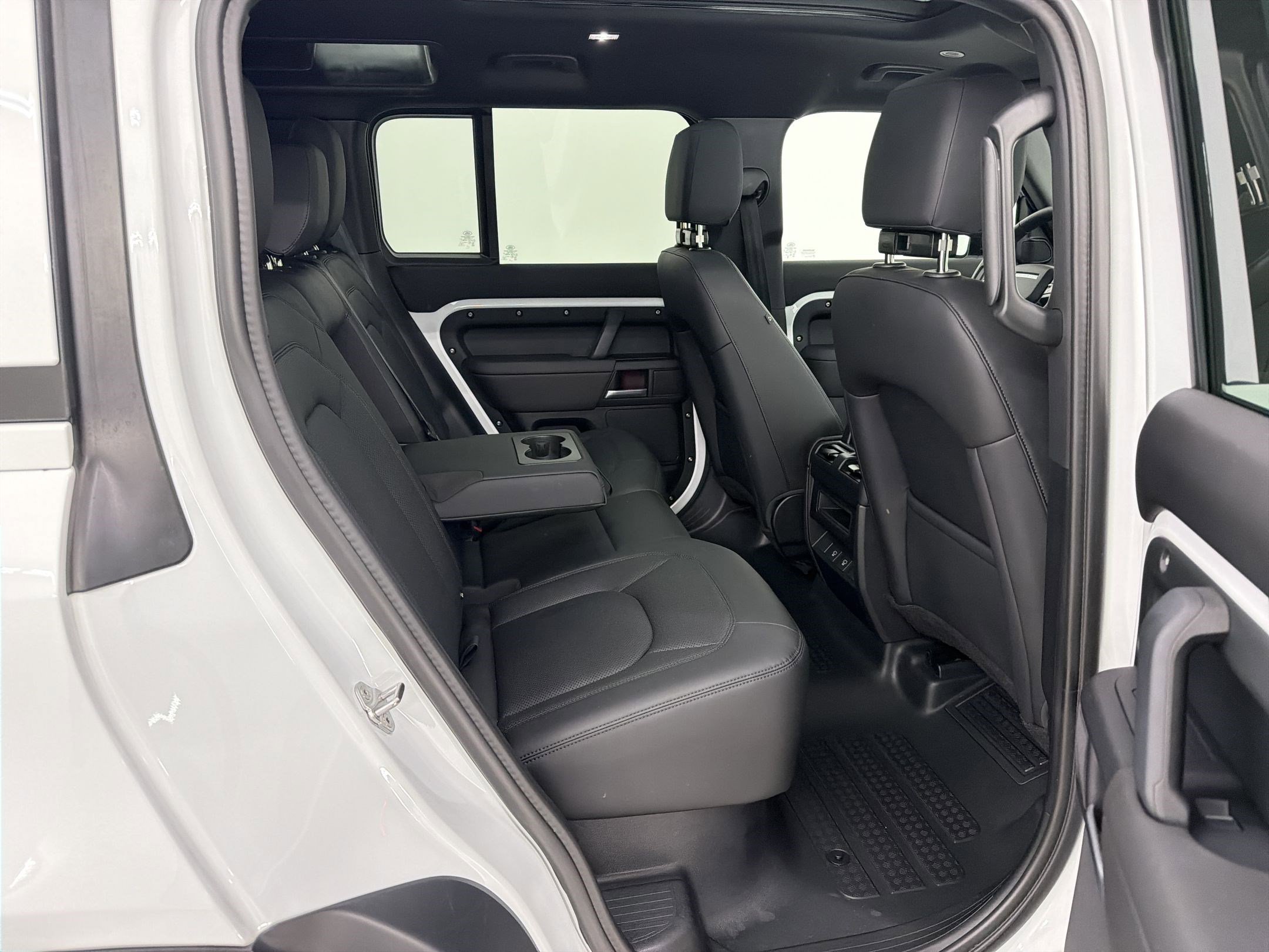 Used 2025 Land Rover Defender 110 S image 26