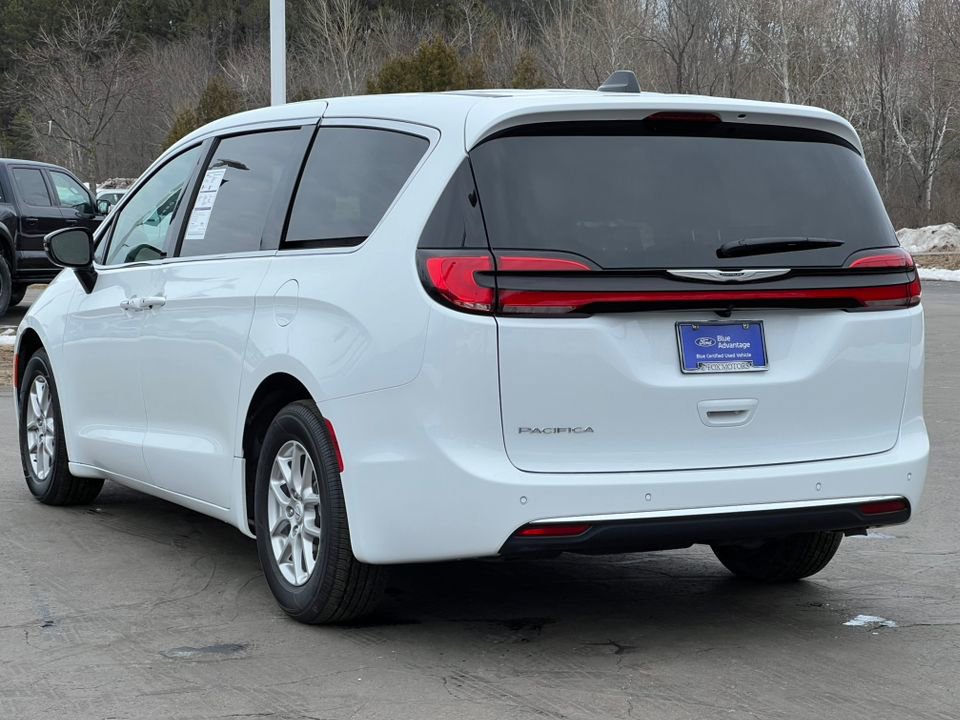 Used 2026 Chrysler Pacifica Select image 40