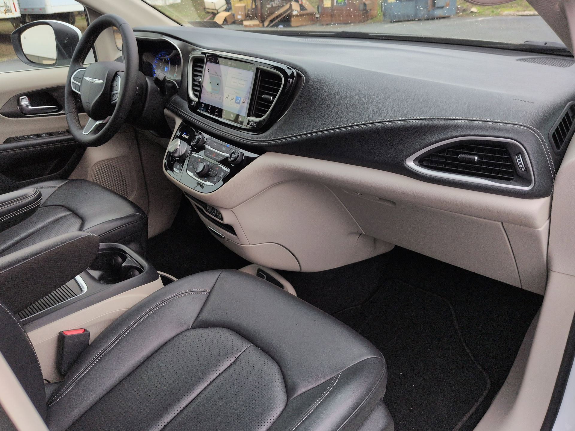 Used 2023 Chrysler Pacifica Touring-L image 28