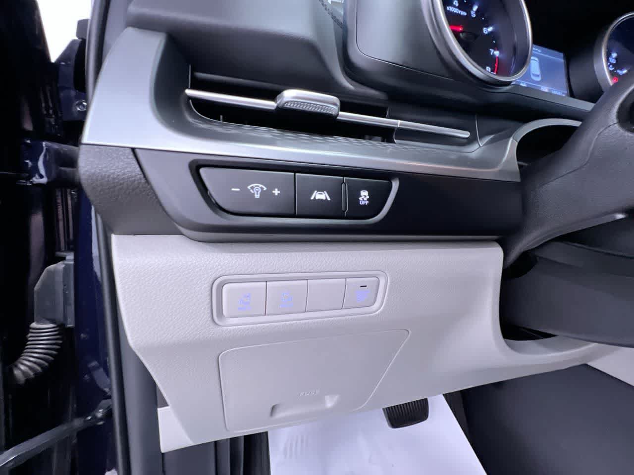 Used 2024 Kia Carnival LX FWD image 16