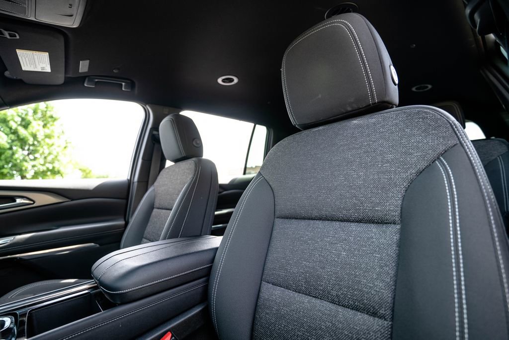 Used 2025 Chevrolet Traverse LT FWD image 6