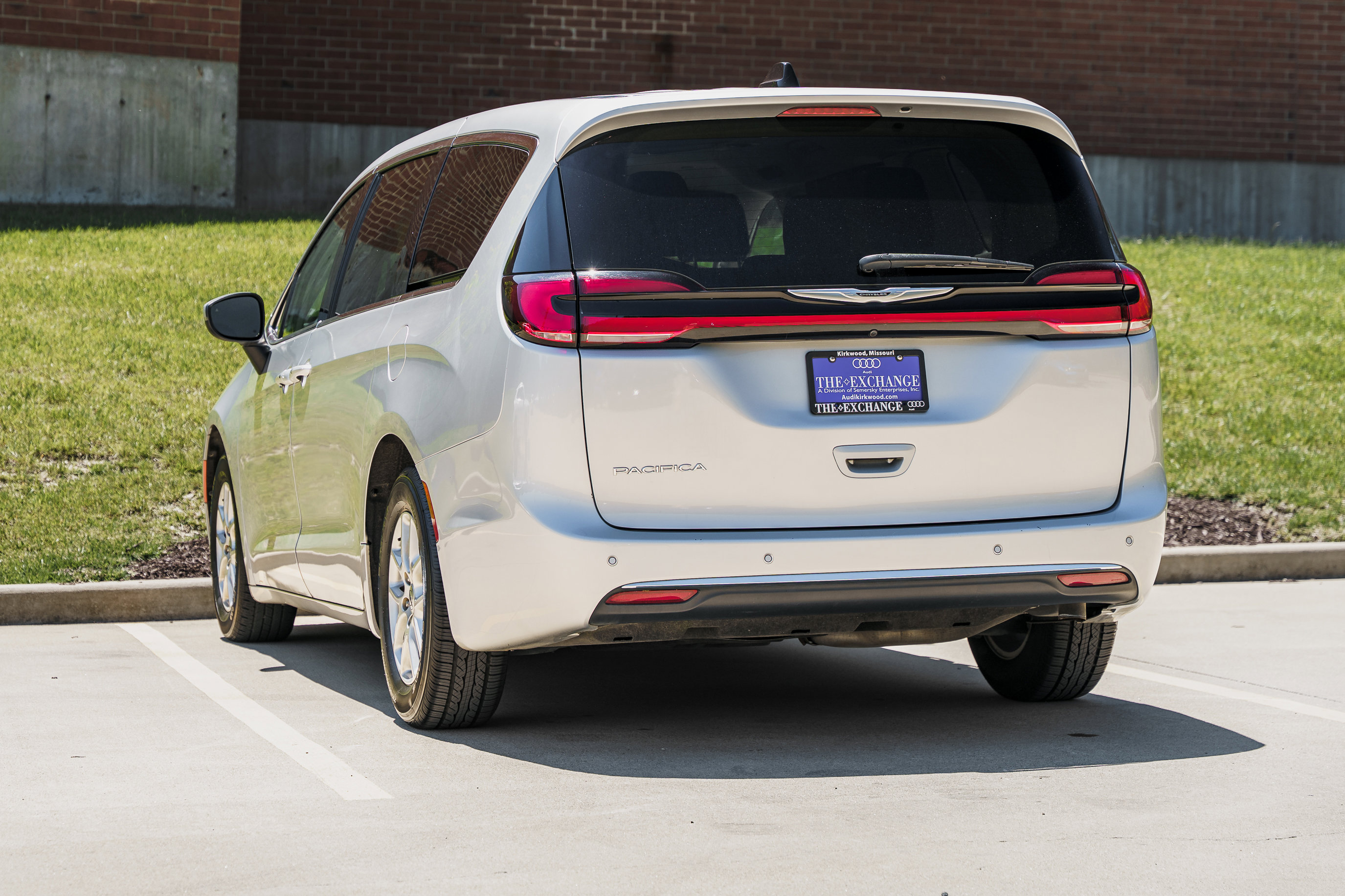 Used 2023 Chrysler Pacifica Touring-L FWD image 5