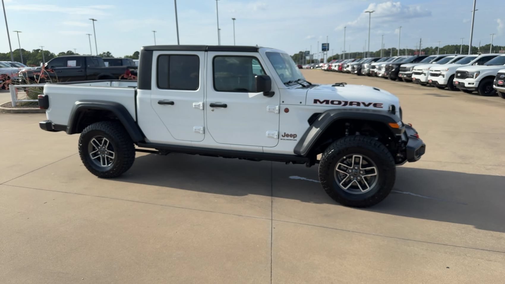 Used 2026 Jeep Gladiator Mojave AWD/4WD image 9