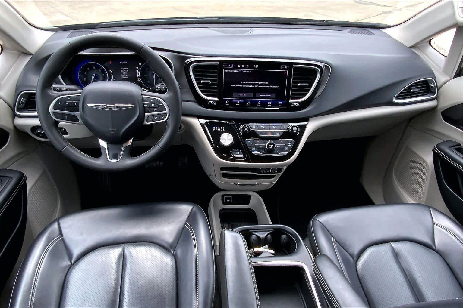 Used 2023 Chrysler Pacifica Touring-L FWD image 16
