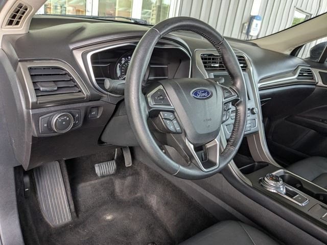 Used 2017 Ford Fusion SE w/ Fusion SE Technology Package FWD image 2