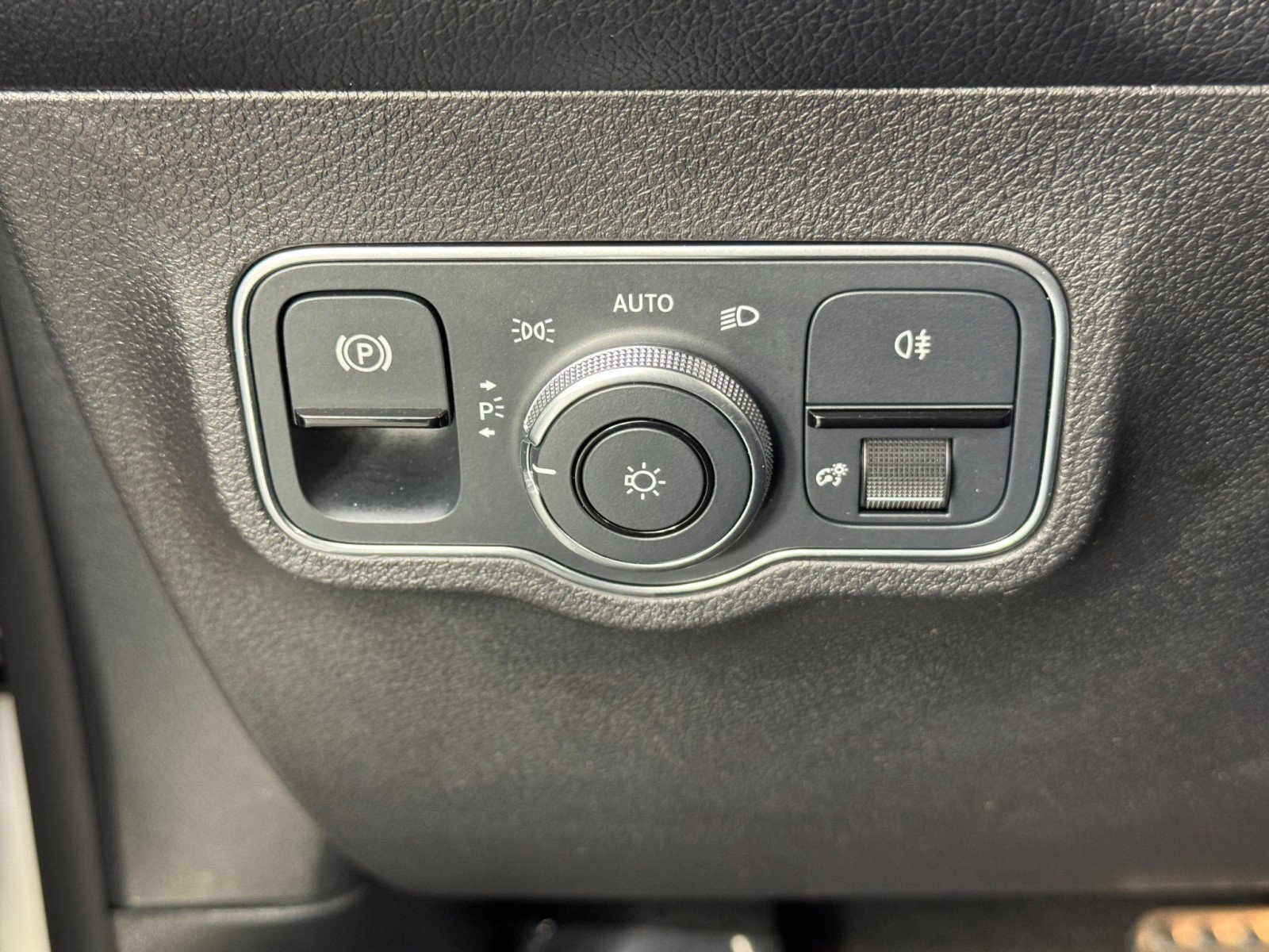 Used 2022 Mercedes-Benz EQB 350 4MATIC image 17