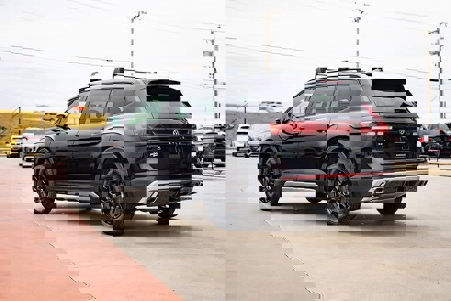 New 2025 Volkswagen Atlas Peak Edition SE image 4