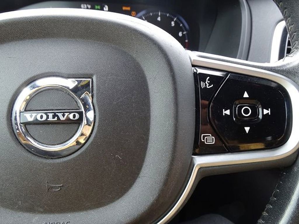 Used 2018 Volvo XC90 T6 Momentum w/ Convenience Package image 28