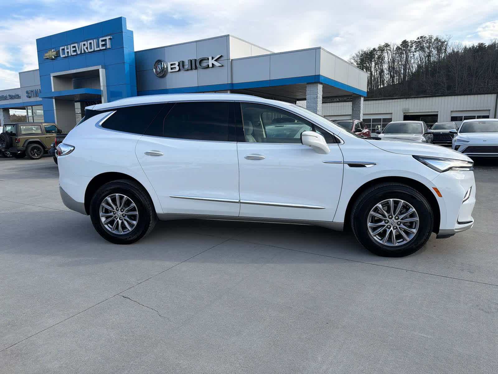 Used 2023 Buick Enclave Essence w/ Sound and Sites Package image 5