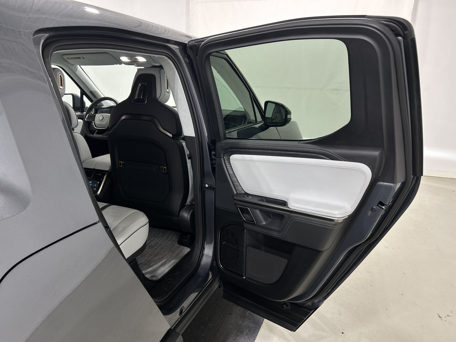 Used 2023 Rivian R1T Adventure AWD/4WD image 19