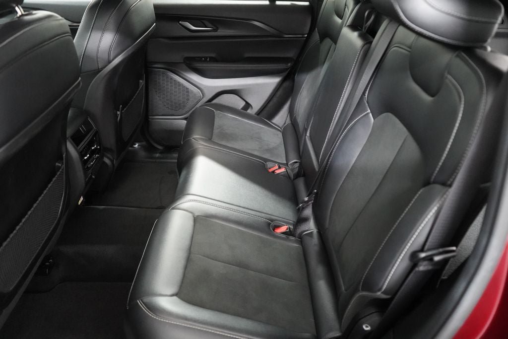 Used 2025 Jeep Grand Cherokee Altitude AWD/4WD image 19