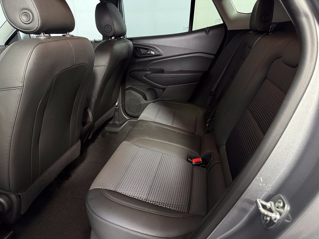 Used 2025 Chevrolet Trax LT w/ LT Convenience Package FWD image 17